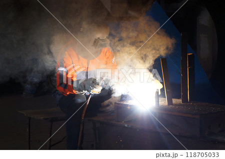 The welder is working. 118705033