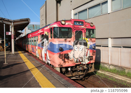 JR米子駅に停車するラッピング電車 118705096