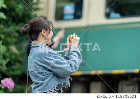 あじさいを撮る女性 観光地で記念撮影する女性 あじさいを撮る女性 観光地で記念撮影する女性 118705621