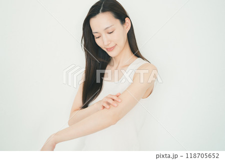 腕のケアをする若い女性 118705652