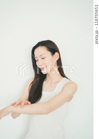 腕のケアをする若い女性 118705653