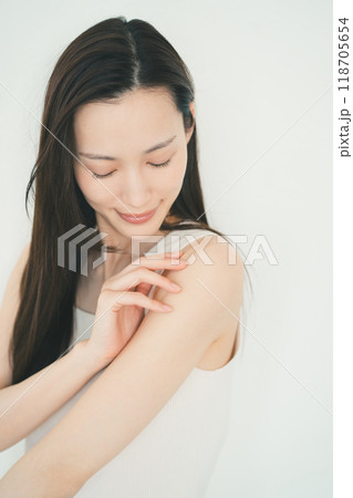 腕のケアをする若い女性 118705654