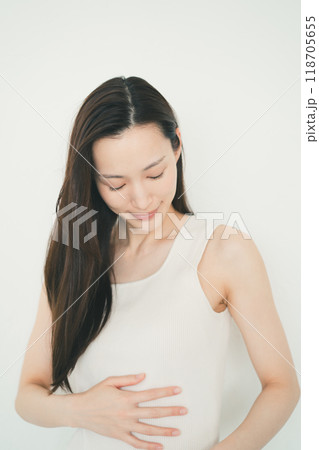 お腹をさする30代女性 118705655
