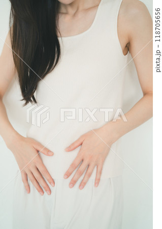 お腹をおさえる女性 118705656