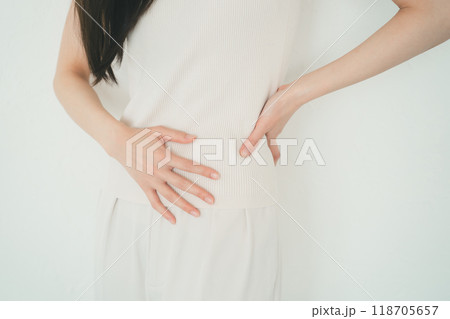 左脇腹をおさえる女性 118705657