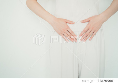 卵巣付近を手でさする女性 118705661