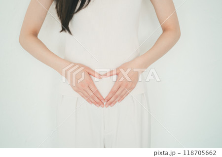 おなかに手でハートマークを作る女性 おなかに手でハートマークを作る女性 118705662