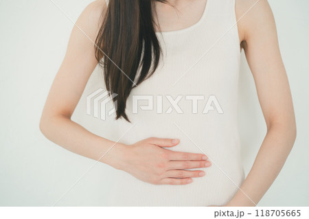 おなかをさする女性 おなかをさする女性 118705665