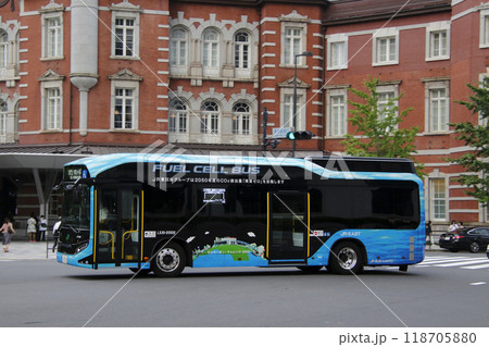 東京駅丸の内口駅舎前を発車するJR竹芝 水素シャトルバス 118705880