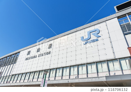 岡山県岡山市　快晴のJR岡山駅東口 118706132