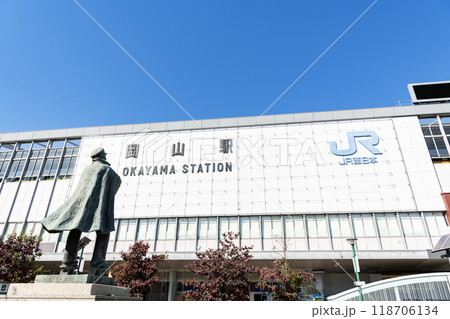 岡山県岡山市　快晴のJR岡山駅東口 118706134