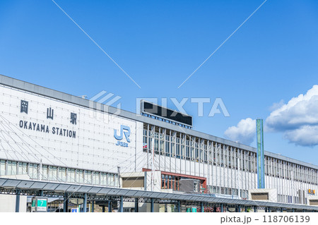 岡山県岡山市　晴天のJR岡山駅東口 118706139