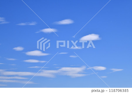 日本の横浜都市景観 9月。秋の気配。青空と雲。ぷかぷかと浮かぶ雲…=9月9日 日本の横浜都市景観 9月。秋の気配。青空と雲。ぷかぷかと浮かぶ雲…=9月9日 118706385