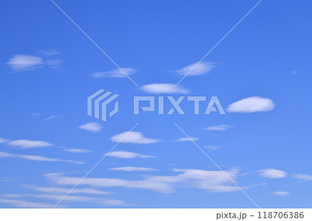 日本の横浜都市景観 9月。秋の気配。青空と雲。ぷかぷかと浮かぶ雲…＝9月9日 118706386