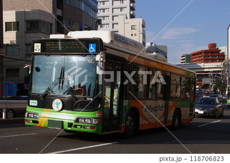 門前仲町を発車する都営バス(門19:門前仲町⇔東京ビッグサイト) 門前仲町を発車する都営バス(門19:門前仲町⇔東京ビッグサイト) 118706823
