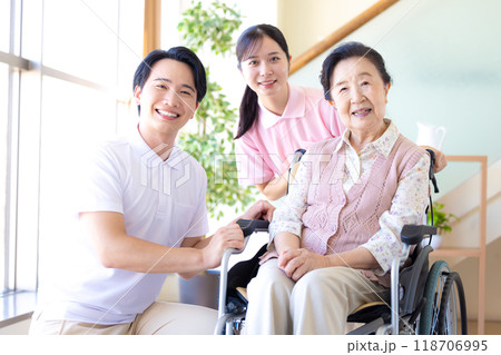 医療 シニア女性と介護士のポートレート 医療 シニア女性と介護士のポートレート 118706995