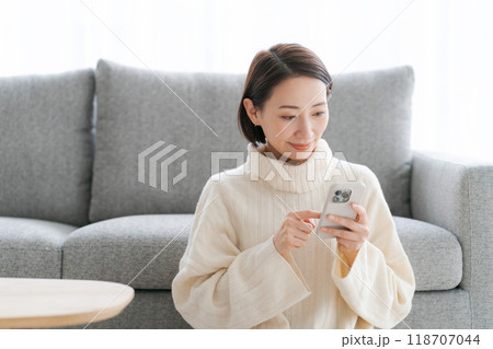 スマホを操作する女性 118707044