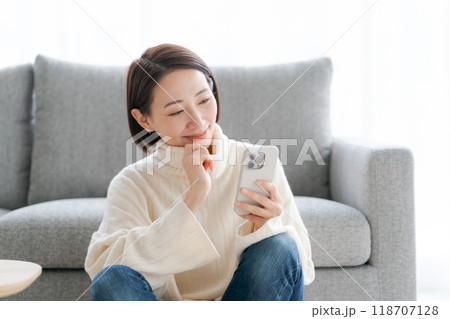 スマホを操作する女性 118707128