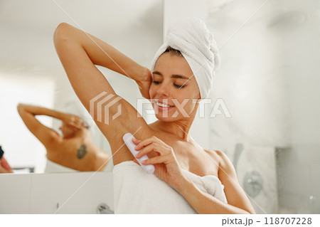 A Personal Care Routine You Can Enjoy in Your Modern Bathroom for Ultimate Relaxation and Freshness 118707228