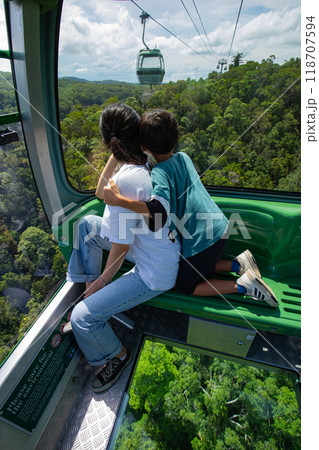 ダイヤモンドビューのスカイレール搭乗(左向き) ダイヤモンドビューのスカイレール搭乗(左向き) 118707594