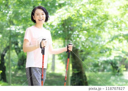 ウォーキングを楽しむミドル女性 118707827