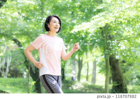 ウォーキングを楽しむミドル女性 118707882