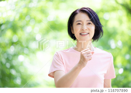 ウォーキングを楽しむミドル女性 ウォーキングを楽しむミドル女性 118707890