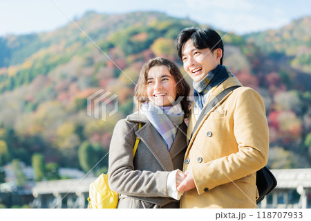 京都旅行を楽しむカップル 118707933