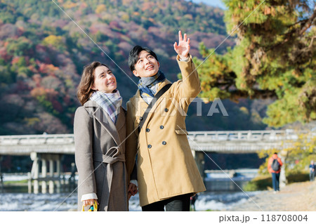 京都旅行を楽しむカップル 118708004