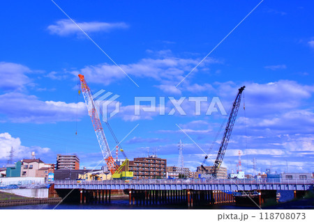 工事現場のクレーン2機　橋梁工事 118708073