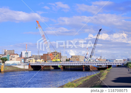 工事現場のクレーン2機　橋梁工事 118708075
