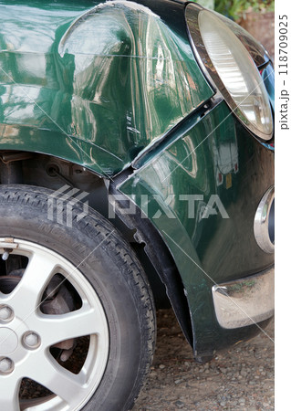 車へこみ事故板金修理自動車衝突 車へこみ事故板金修理自動車衝突 118709025