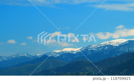 Clouds And Snow Clad Mountains With Blue Sky. Picturesque Mountain Landscapes Of Autumn With Snow. Real time. 118709925