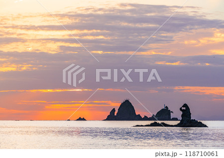 【静岡県】夕陽に染まる大田子海岸 奇岩のメガネッチョ 【静岡県】夕陽に染まる大田子海岸 奇岩のメガネッチョ 118710061