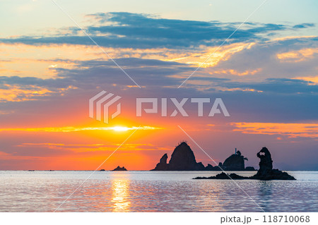 【静岡県】夕陽に染まる大田子海岸 奇岩のメガネッチョ 【静岡県】夕陽に染まる大田子海岸 奇岩のメガネッチョ 118710068