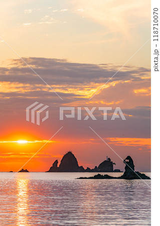 【静岡県】夕陽に染まる大田子海岸 奇岩のメガネッチョ 【静岡県】夕陽に染まる大田子海岸 奇岩のメガネッチョ 118710070