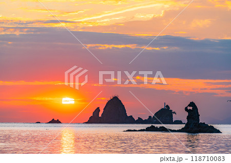 【静岡県】夕陽に染まる大田子海岸 奇岩のメガネッチョ 【静岡県】夕陽に染まる大田子海岸 奇岩のメガネッチョ 118710083