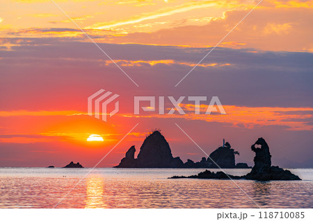 【静岡県】夕陽に染まる大田子海岸　奇岩のメガネッチョ 118710085