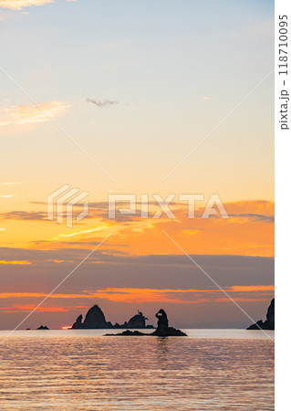 【静岡県】夕陽に染まる大田子海岸　奇岩のメガネッチョ 118710095