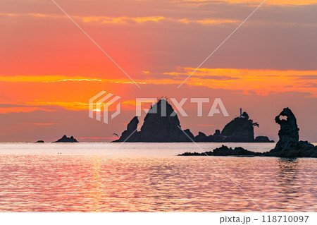 【静岡県】夕陽に染まる大田子海岸　奇岩のメガネッチョ 118710097