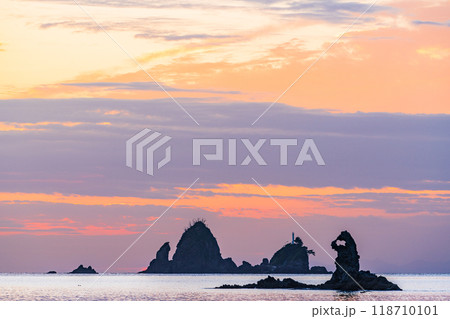 【静岡県】夕陽に染まる大田子海岸 奇岩のメガネッチョ 【静岡県】夕陽に染まる大田子海岸 奇岩のメガネッチョ 118710101