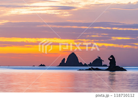 【静岡県】夕陽に染まる大田子海岸　奇岩のメガネッチョ 118710112