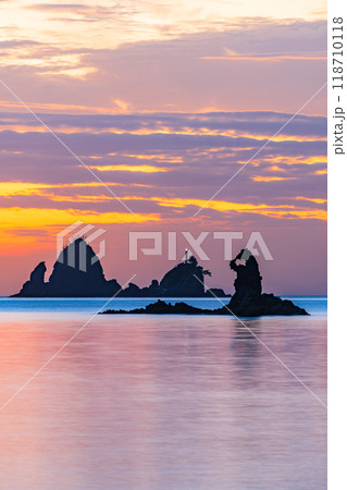 【静岡県】夕陽に染まる大田子海岸　奇岩のメガネッチョ 118710118