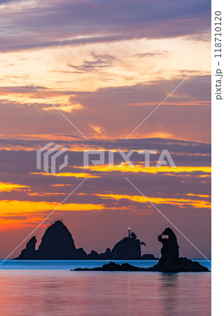 【静岡県】夕陽に染まる大田子海岸　奇岩のメガネッチョ 118710120