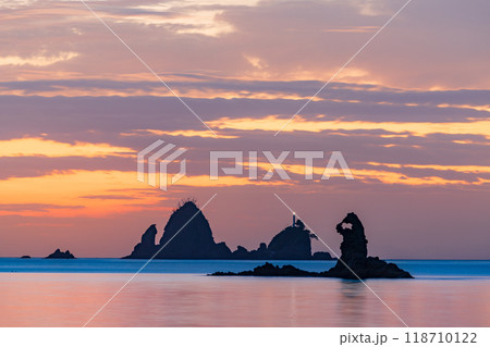 【静岡県】夕陽に染まる大田子海岸 奇岩のメガネッチョ 【静岡県】夕陽に染まる大田子海岸 奇岩のメガネッチョ 118710122