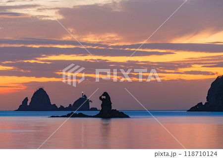 【静岡県】夕陽に染まる大田子海岸　奇岩のメガネッチョ 118710124