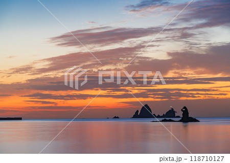 【静岡県】夕陽に染まる大田子海岸　奇岩のメガネッチョ 118710127
