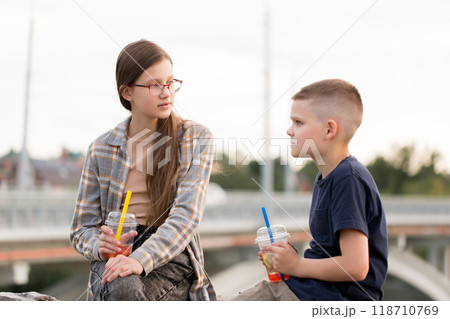 Children communicate and drink bubble tea 118710769