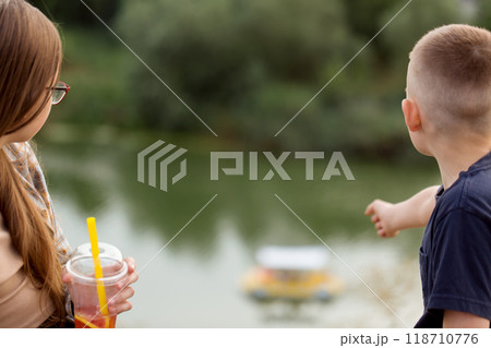 Children look at the catamaran in the river, the photo is out of focus 118710776