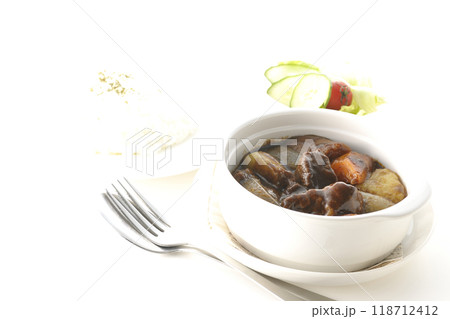 野菜とお肉がゴロゴロビーフシチューとライスとサラダのセット 118712412